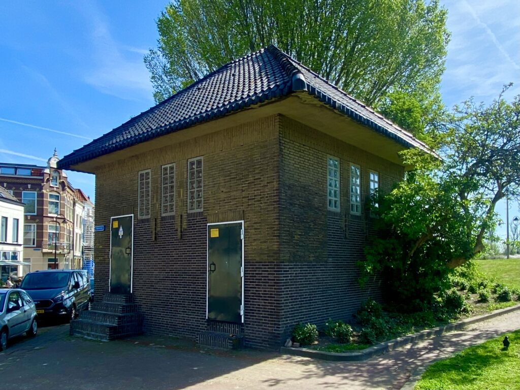Klassiek Elektriciteitshuisje bij de Veerstal, Gouda